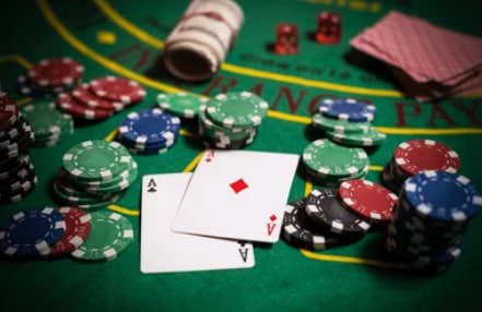 Meja Casino Hold'em dengan dealer profesional di sxmb